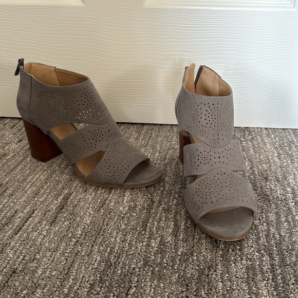 VIOLET & RED
Anabelle Laser Cut Peep Toe Bootie Size 8m- gray- padded footbed - Picture 7 of 9